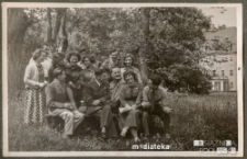 Uczestnicy obozu szkoleniowego w ogrodzie Centralnej Szkoły Instruktorów Zuchowych. Pałac Schaffgotschów w Cieplicach Śląskich, 1959 r.