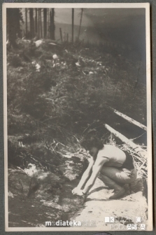 Henryka Wiśniewska myje ręce w potoku, Karkonosze, 1959 r.