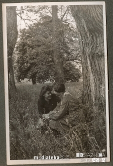 Henryka Wiśniewska z koleżanką w ogrodzie przed Centralną Szkołą Instruktorów Zuchowych. Pałac Schaffgotschów w Cieplicach Śląskich, 1959 r.