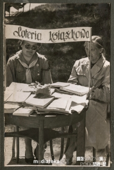 Drużynowa Henryka Wiśniewska podczas Dnia Książki w Suwałkach, 1963 r.