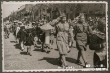 Drużyna zuchowa podczas pochodu pierwszomajowego, ul. Tadeusza Kościuszki, Suwałki, 1957 r.