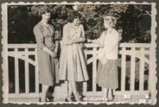 Henryka Wiśniewska (w środku) stoi na mostku nad rzeką Czarna Hańcza, Suwałki, 1957-1959 r.
