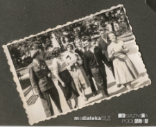 Henryka Wiśniewska z grupą przyjaciół w Parku Konstytucji 3 Maja, Suwałki, 1957-1959 r.