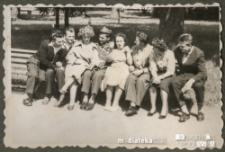 Henryka Wiśniewska z grupą przyjaciół w Parku Konstytucji 3 Maja, Suwałki, 1957-1959 r.