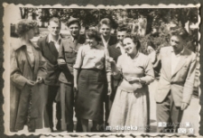 Henryka Wiśniewska z grupą przyjaciół w Parku Konstytucji 3 Maja, Suwałki, 1957-1959 r.