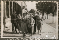 Henryka Wiśniewska na spacerze z przyjaciółmi, ul. Tadeusza Kościuszki, Suwałki, 1957-1959 r.