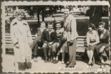 Henryka Wiśniewska na spacerze z przyjaciółmi, ul. Tadeusza Kościuszki, Suwałki, 1957-1959 r.