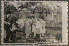 Henryka Wiśniewska z przyjaciółmi nad rzeką Czarna Hańcza, Suwałki, 1957-1959 r.