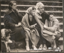 Harcerze na schodach Domu Turystycznego PTTK, Białowieża, 1959 r.