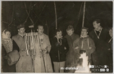 Ognisko w lesie podczas szkolenia instruktorów drużynowych zuchowych w Karkonoszach, 1957 r.