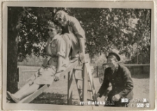 Drużynowa Henryka Wiśniewska zjeżdża ze zjeżdżalni z koleżanką, Suwałki, 1957 r.