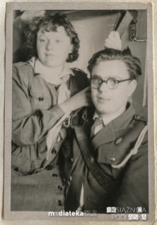 Henryka Wiśniewska z druhem w pociągu w drodze na obóz harcerski, 1957 r.