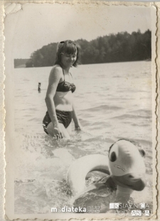 Henryka Wiśniewska nad jeziorem, okolice Gołdapi, 1964 r.