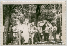 Młodzi harcerze w kolejce, 1972 r.