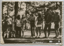 Grupa harcerzy na tle drzew, lata 70. XX w.