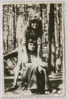 Dwoje harcerzy na tle obozowiska, lata 70. XX w.