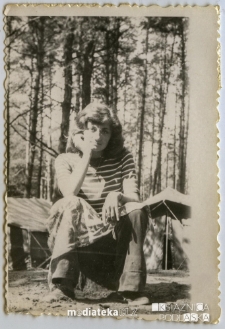 Portret harcerki na tle obozowiska w lesie