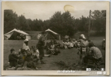 Zbiórka na tle polany z namiotami