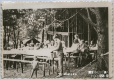 Posiłek drużyny harcerskiej w prowizorycznej stołówce