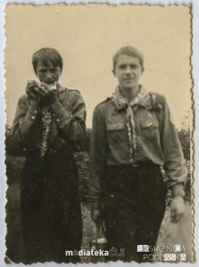 Harcerz Lech Bezzubik z kolegą, lata 60. XX w.