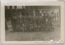 Portret drużyny harcerskiej na tle obozowiska, Węgry, Balaton, 1974 r.