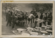 Młodzież idąca na obiad