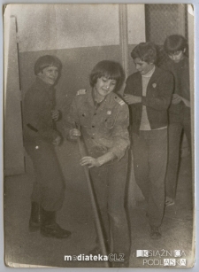 Harcerze na korytarzu, Szkoła Podstawowa nr 16 w Białymstoku, pocz. l. 80-tych XX w.