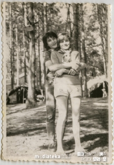 Maria Bezzubik z Andrzejem Ziębickim na obozie harcerskim, Woszczele pocz. lat 70-tych, XX w.