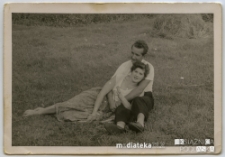 Para siedząca na trawie na terenie posesji obok ul. Choroszczańskiej, Starosielce, 1958 r.