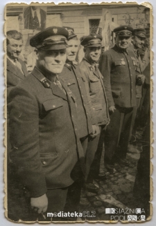 Drużyny konduktorskie podczas pochodu pierwszomajowego, Białystok, 1 maja 1961 r.