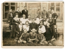 Zakończenia roku szkolnego i jednocześnie nauki uczniów szkoły podstawowej w Małkini 1935 r.