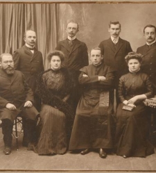 Osiem postaci w strojach mieszczańskich