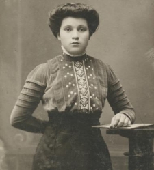 Kobieta oparta o stolik