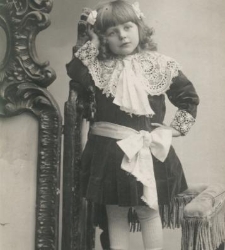 Dziewczynka stojąca na krześle