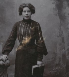 Kobieta w długiej sukni