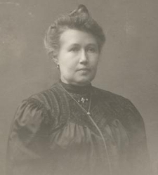 Kobieta w czarnej sukni, włosy zaczesane do góry