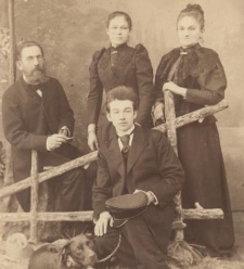 Dwóch mężczyzn i dwie kobiety w długich sukniach oraz pies