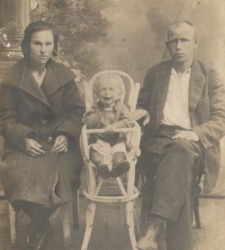 Kobieta, mężczyzna i dziecko siedzące na krzesełku