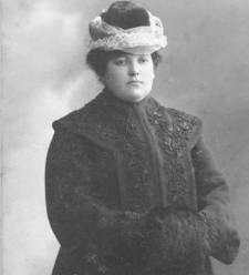 Kobieta w płaszczu i kapeluszu