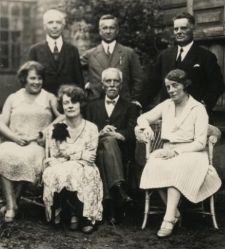 Rodzina Wieczorków przed domem. Siedzą od prawej strony Romana Wieczorek, jej ojciec chrzestny Samborski, Maria Wieczorek