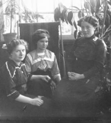 Trzy kobiety na werandzie domu Wieczorków