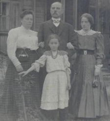Elwira Wieczorek z mężem i córkami przed domem