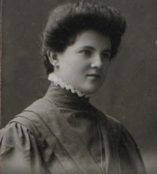 Młoda kobieta w ciemnej sukni