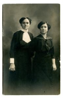 Dwie kobiety w ciemnych sukniach