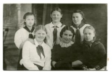 Daniłowicz z 5 uczennicami