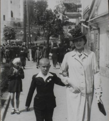 Maria Walendziuk z synem, za nimi budowany kościół świętego Rocha