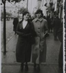 Maria Walendziuk z koleżanką na Rynku Kościuszki