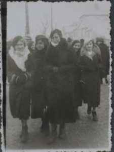 Maria Walendziuk z koleżankami