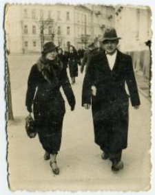 Kobieta i mężczyzna na ulicy Białegostoku