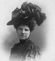 Portret kobiety w drapowanej sukni i dużym ozdobnym kapeluszu